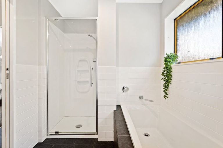 Photo of property in 2/53 Taioma Crescent, Te Atatu Peninsula, Auckland, 0610