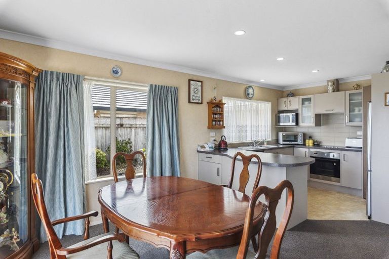 Photo of property in 15 Balmerino Grove, Waikanae, 5036