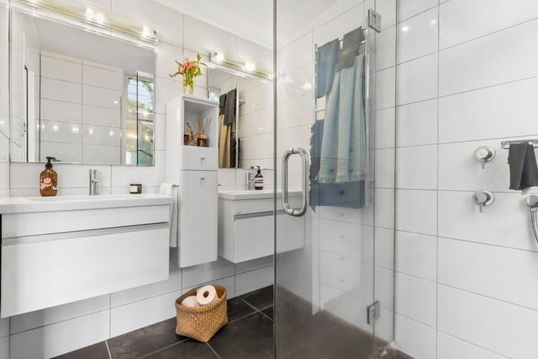 Photo of property in 64 Ranui Crescent, Khandallah, Wellington, 6035