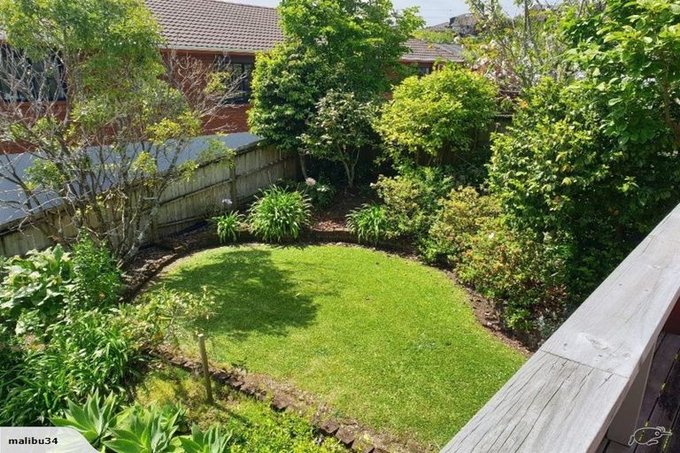 Photo of property in 16 Taupiko Place, Green Bay, Auckland, 0604