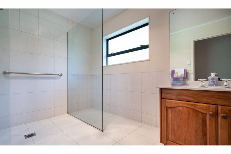 Photo of property in 2 Vintners Close, Huapai, Kumeu, 0810