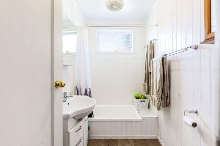 Photo of property in 2/22 Clayburn Road, Glen Eden, Auckland, 0602