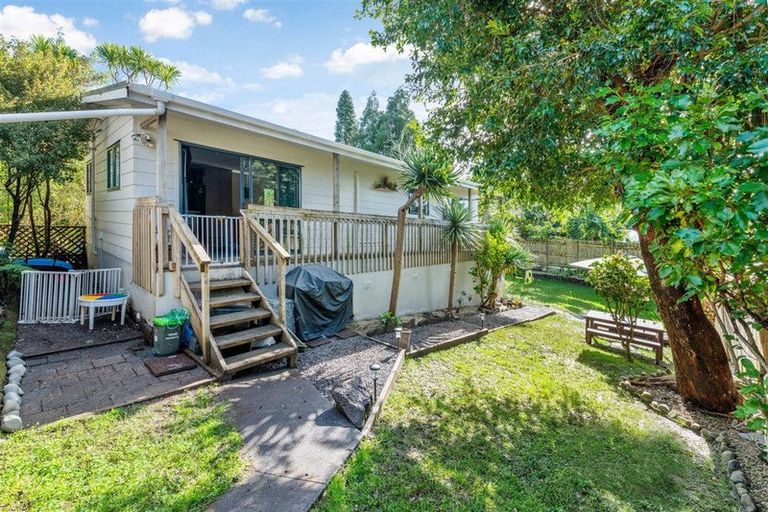 Photo of property in 16 De Val Drive, Titirangi, Auckland, 0604