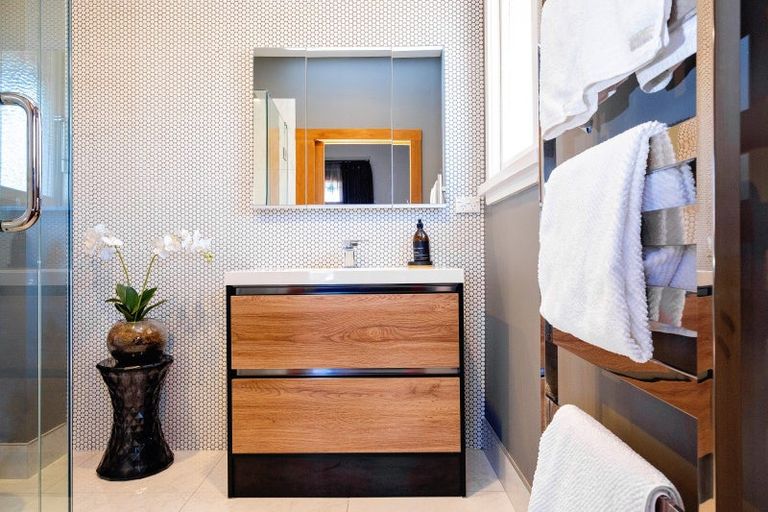 Photo of property in 11 Lawrence Road, Hospital Hill, Napier, 4110