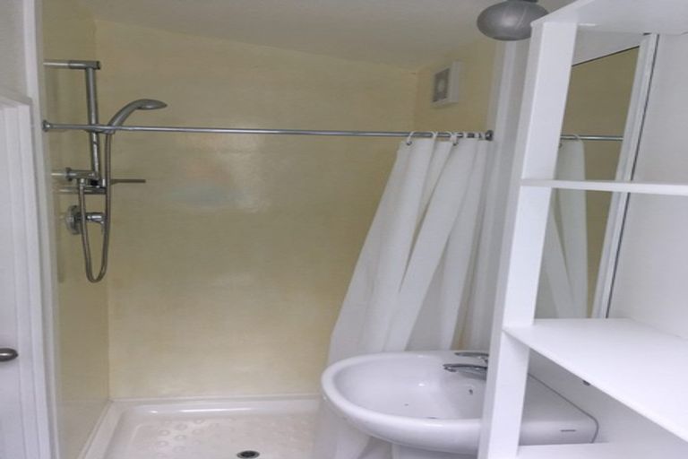 Photo of property in 48 Turanga Road, Henderson Valley, Auckland, 0612