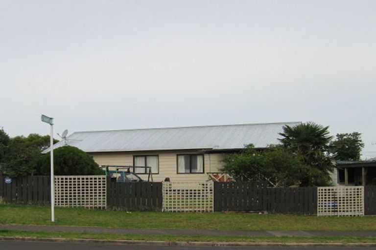 Photo of property in 23 Cyril Crescent, West Harbour, Auckland, 0618