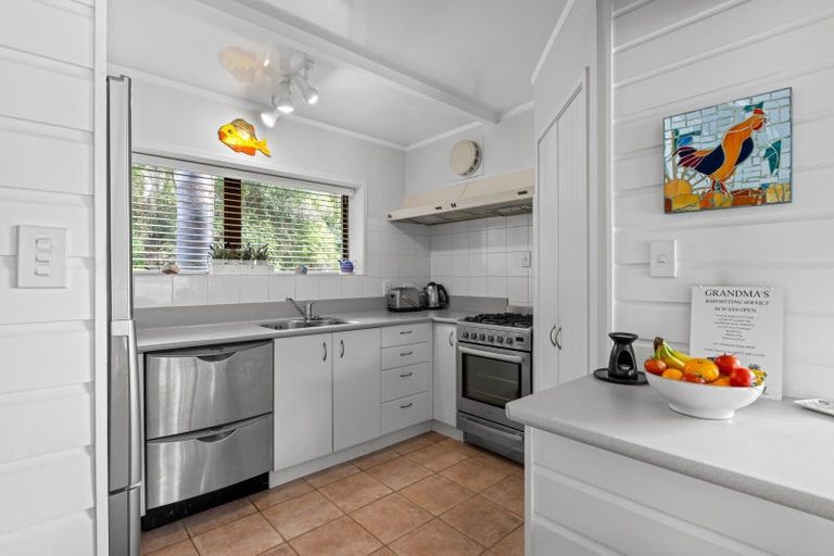 Photo of property in 6 Waiwera Road, Waiwera, Orewa, 0994