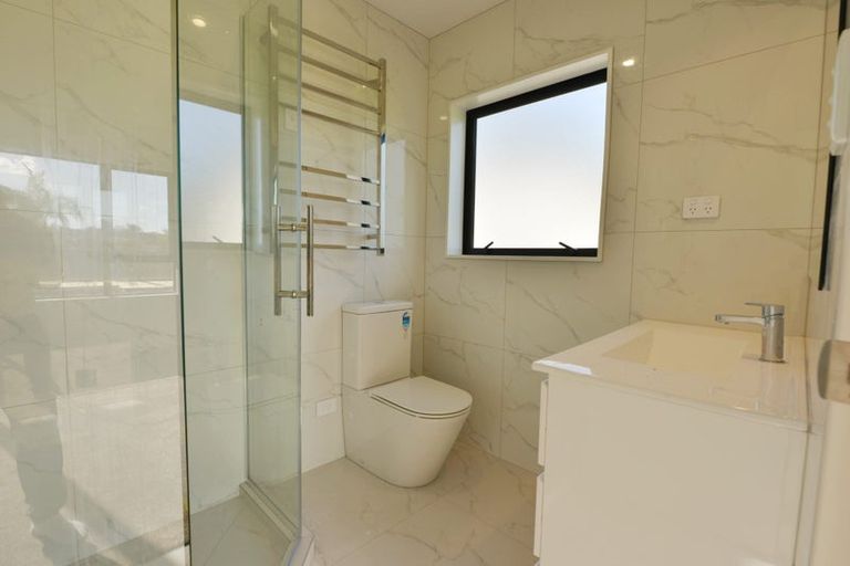 Photo of property in 43d Fitzherbert Avenue, West Harbour, Auckland, 0618