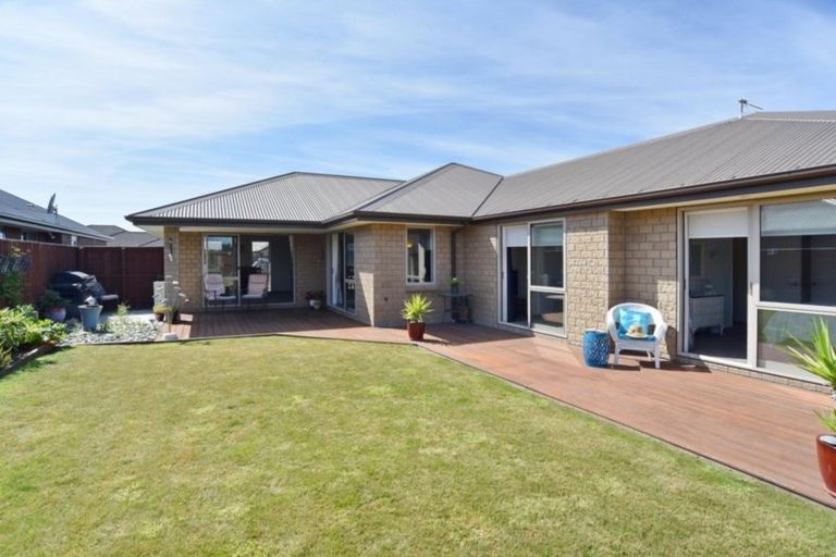 Photo of property in 7 Walnut Way, Rangiora, 7400