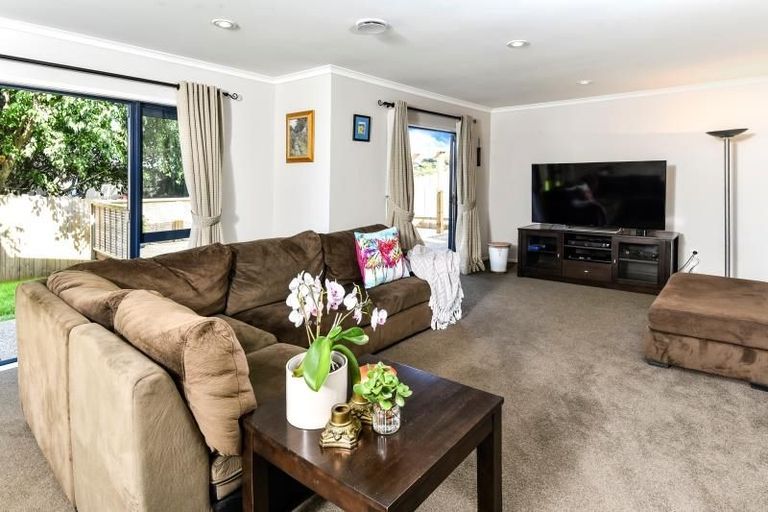 Photo of property in 14 Sonoma Crescent, Oteha, Auckland, 0632