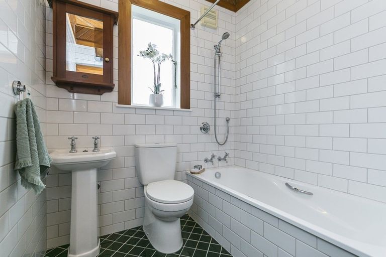 Photo of property in 121 Houghton Bay Road, Houghton Bay, Wellington, 6023