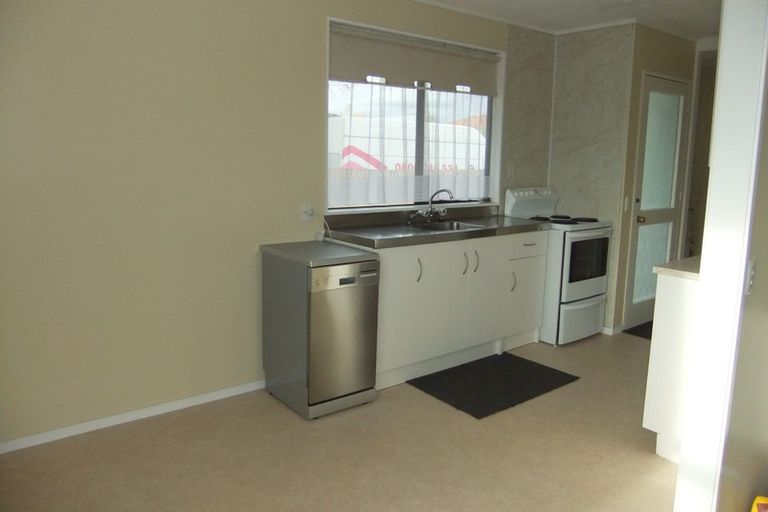 Photo of property in 4 Bryce Place, Kelvin Grove, Palmerston North, 4414