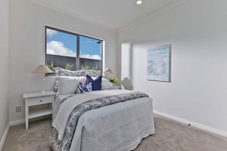 Photo of property in 10 Syd Grant Crescent, Orewa, 0931