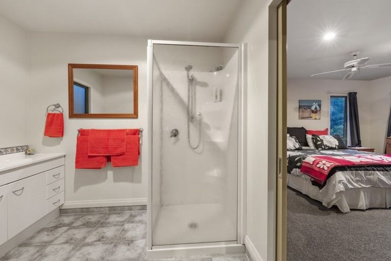 Photo of property in 322b Glenfield Road, Glenfield, Auckland, 0629