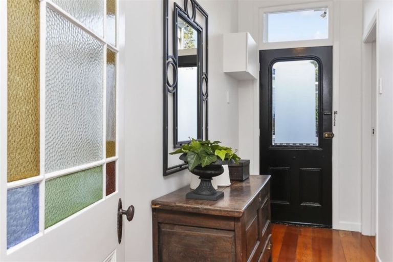 Photo of property in 2/18 Mariposa Crescent, Birkenhead, Auckland, 0626