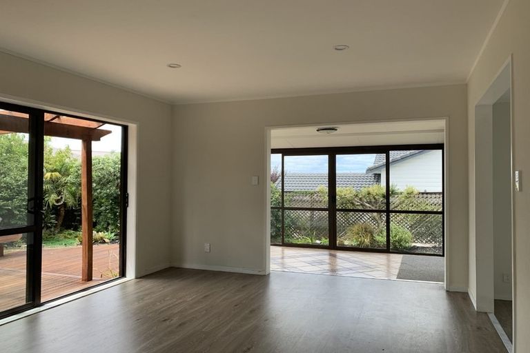 Photo of property in 20 Tatyana Place, Massey, Auckland, 0614