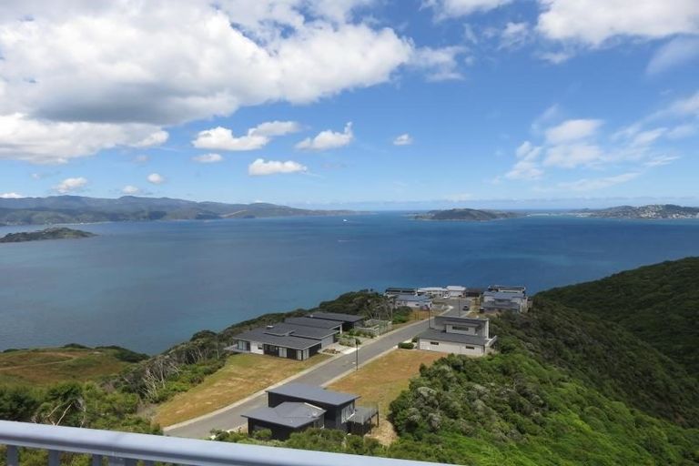 Photo of property in 18 Bennett Grove, Newlands, Wellington, 6037