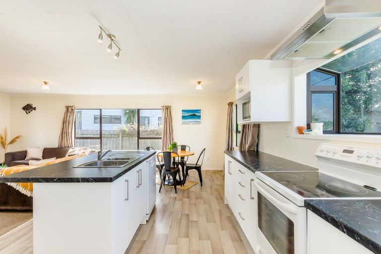 Photo of property in 16 Tobys Way, Waikanae Beach, Waikanae, 5036