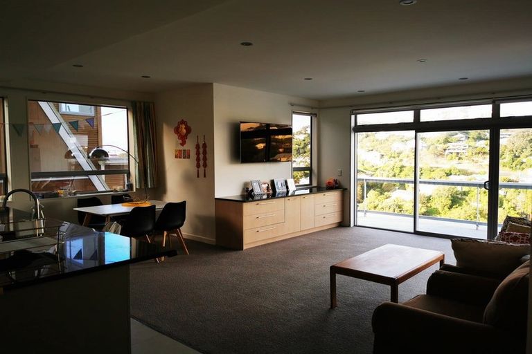 Photo of property in 73 Tiketike Way, Brooklyn, Wellington, 6021