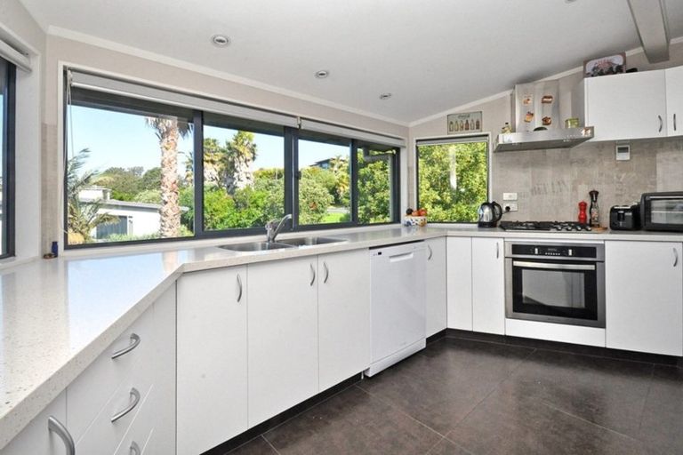 Photo of property in 182 Whangaparaoa Road, Red Beach, 0932