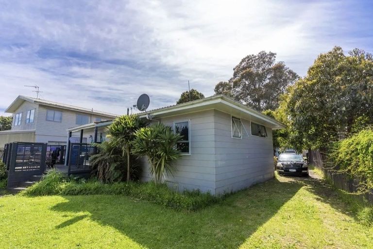 Photo of property in 389 Roscommon Road, Clendon Park, Auckland, 2103