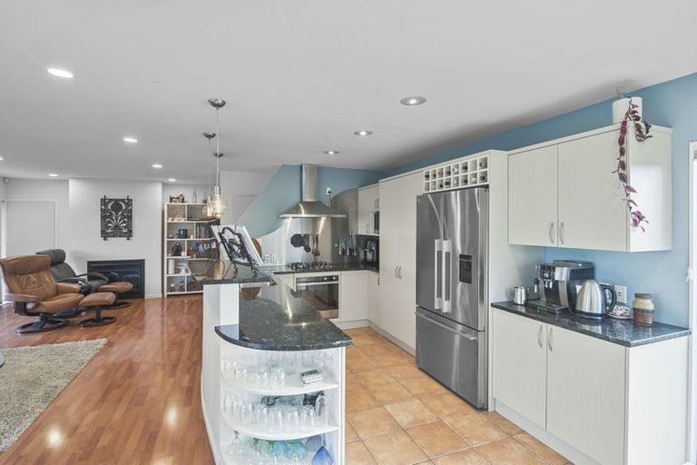 Photo of property in 1/66 Browns Bay Road, Rothesay Bay, Auckland, 0630