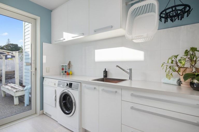 Photo of property in 34 Oceania Place, Mellons Bay, Auckland, 2014