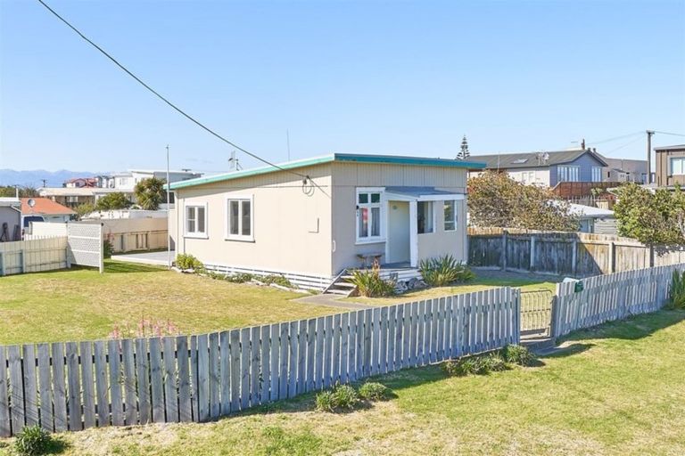 Photo of property in 2 Dawick Street, Foxton Beach, Foxton, 4815