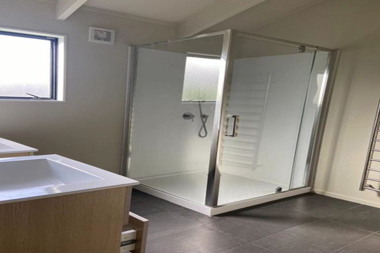 Photo of property in 97 Totaravale Drive, Totara Vale, Auckland, 0629