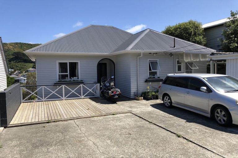 Photo of property in 28 Melbourne Road, Island Bay, Wellington, 6023