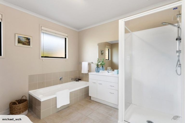 Photo of property in 17 Admirals Court Drive, Greenhithe, Auckland, 0632