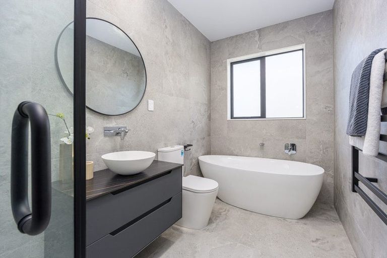 Photo of property in 128 Skulander Crescent, Orewa, 0931