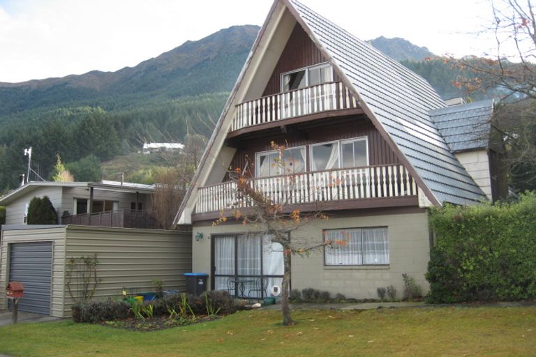 Photo of property in 86 Wynyard Crescent, Fernhill, Queenstown, 9300