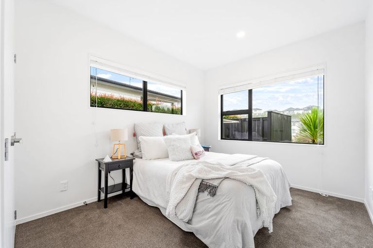 Photo of property in 29 Syd Grant Crescent, Orewa, 0931