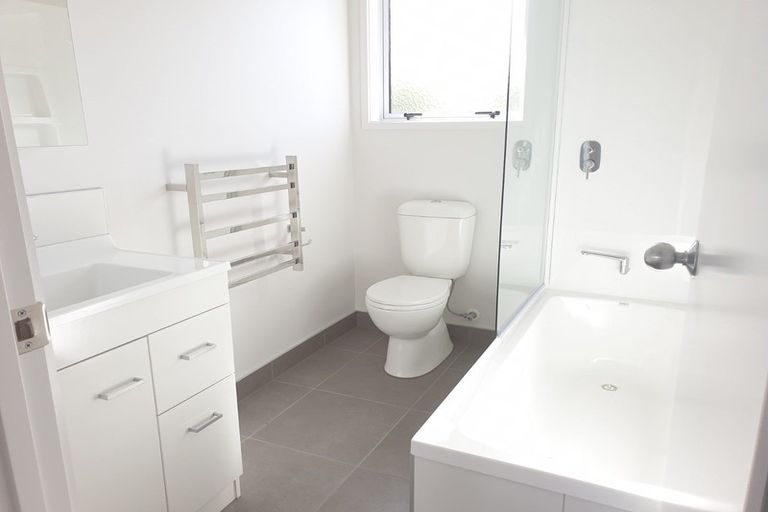 Photo of property in 93a Awaroa Road, Sunnyvale, Auckland, 0612