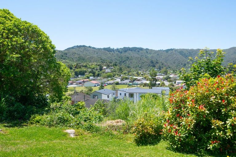 Photo of property in 11 Bogle Grove, Stokes Valley, Lower Hutt, 5019