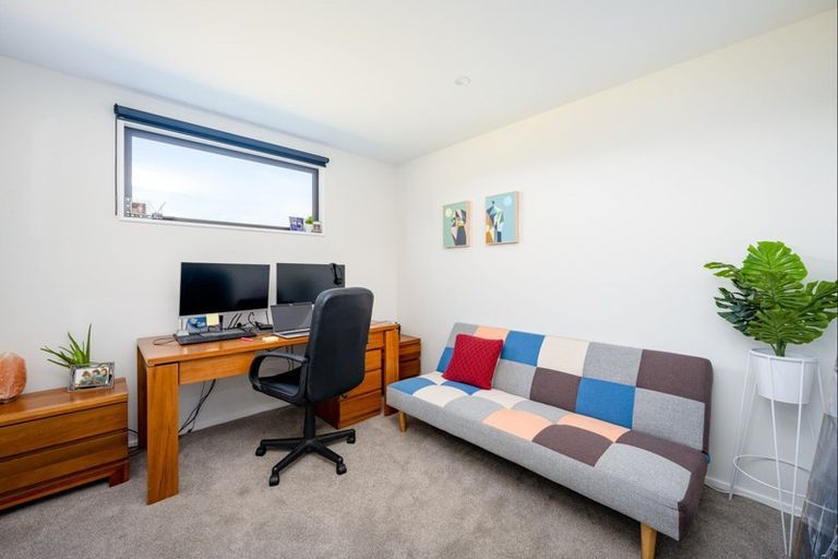 Photo of property in 17 Mount Creighton Crescent, Wanaka, 9305