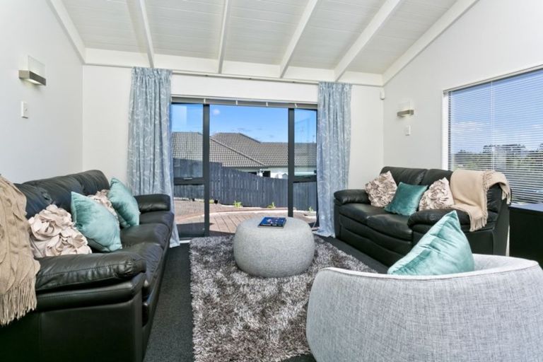 Photo of property in 15 Thornbill Rise, Unsworth Heights, Auckland, 0632