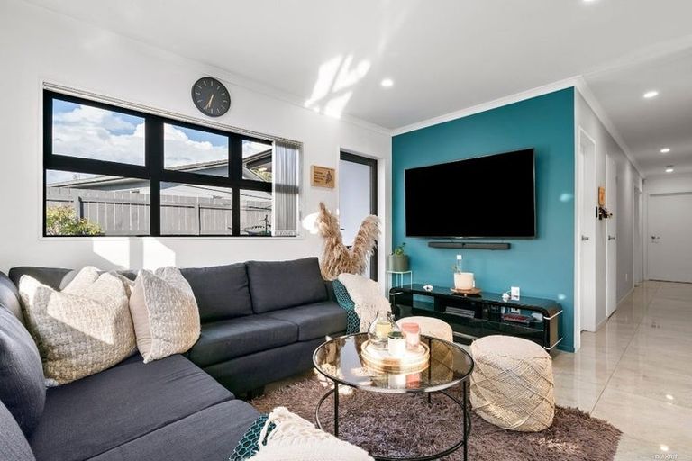 Photo of property in 15a Seaward Place, Wattle Downs, Auckland, 2103