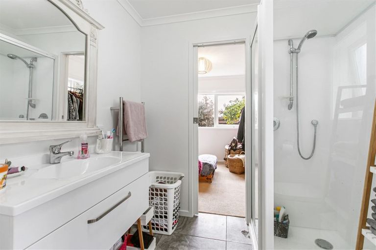 Photo of property in 24 Holdaway Avenue, Northcote, Auckland, 0627