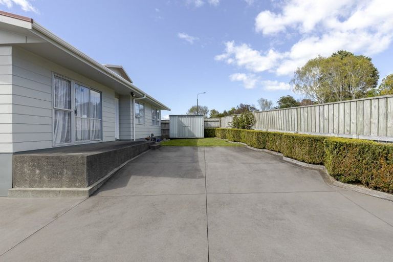 Photo of property in 100 Riversdale Drive, Merrilands, New Plymouth, 4312