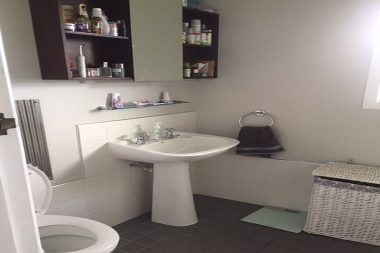 Photo of property in 1/18 Roberts Road, Glenfield, Auckland, 0629