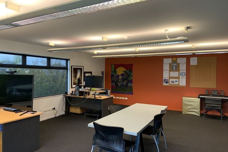 Photo of property in 1/108 Lincoln Road, Henderson, Auckland, 0610