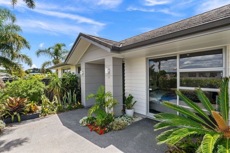 Photo of property in 2 Paradise Point Place, One Tree Point, 0118