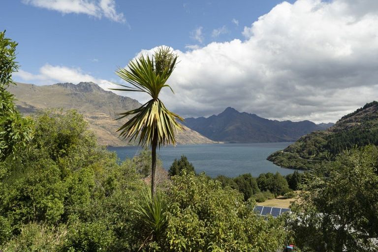 Photo of property in 22 Mckerrow Place, Sunshine Bay, Queenstown, 9300