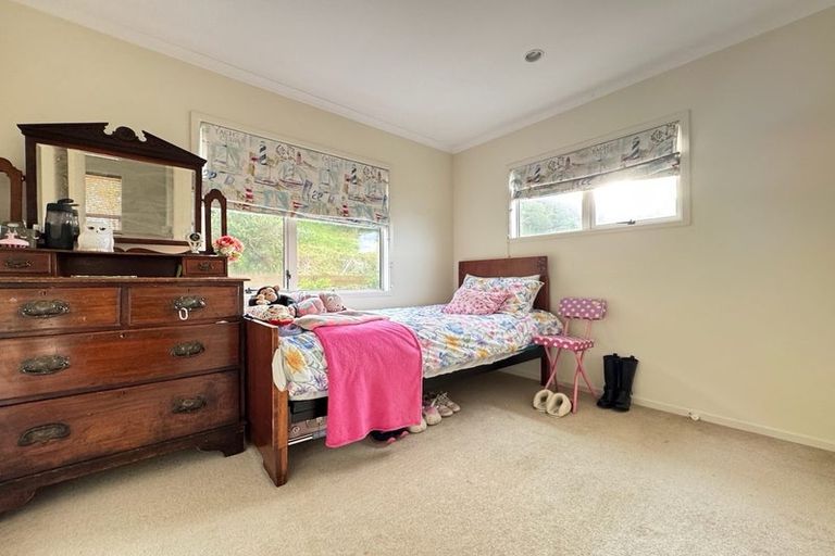 Photo of property in 49 Dress Circle, Newlands, Wellington, 6037