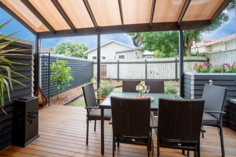 Photo of property in 30 Knowles Street, Terrace End, Palmerston North, 4410