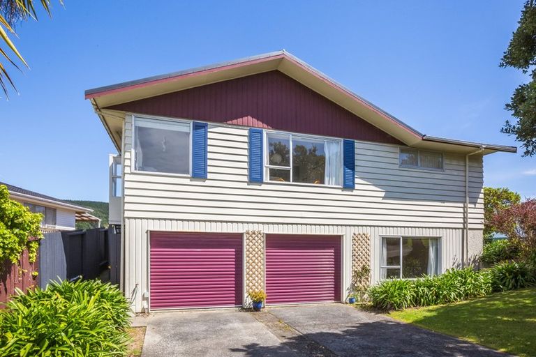 Photo of property in 1 Zande Terrace, Tawa, Wellington, 5028