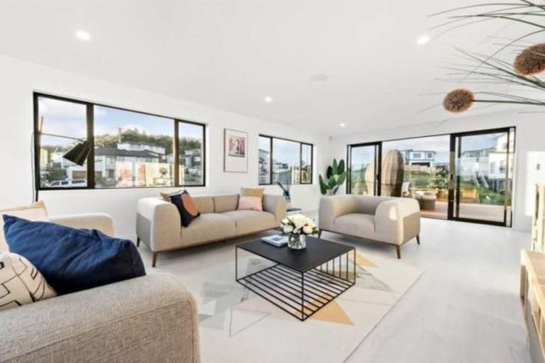 Photo of property in 45 Ascension Crescent, Orewa, 0931