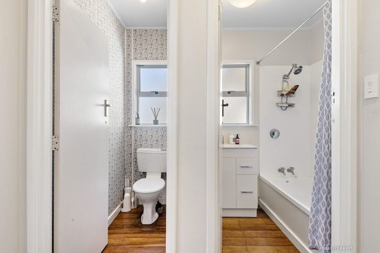 Photo of property in 302 Queens Drive, Lyall Bay, Wellington, 6022